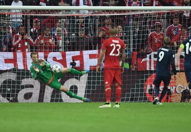 FUSSBALL CHAMPIONS LEAGUE SAISON 2015 2016 HALBFINALE RUECKSPIEL FC Bayern Muenchen - Atletico Madrid 03.05.2016 Torwart Manuel Neuer (FC Bayern Muenchen) kann den Elfmeter von Fernando Torres (Atletico Madrid) halten. 