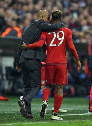 FUSSBALL CHAMPIONS LEAGUE SAISON 2015 2016 HALBFINALE RUECKSPIEL FC Bayern Muenchen - Atletico Madrid 03.05.2016 Trainer Pep Guardiola (li) und Kingsley Coman (re, beide FC Bayern Muenchen) 