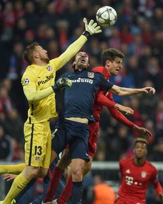FUSSBALL CHAMPIONS LEAGUE SAISON 2015 2016 HALBFINALE RUECKSPIEL FC Bayern Muenchen - Atletico Madrid 03.05.2016 Torwart Jan Oblak (li) und Diego Godin (Mitte, beide Atletico Madrid) gegen Thomas Mueller (re, FC Bayern Muenchen) 