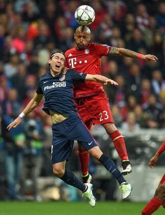 FUSSBALL CHAMPIONS LEAGUE SAISON 2015 2016 HALBFINALE RUECKSPIEL FC Bayern Muenchen - Atletico Madrid 03.05.2016 Filipe Luis (li, Atletico Madrid) gegen Arturo Vidal (re, FC Bayern Muenchen) 