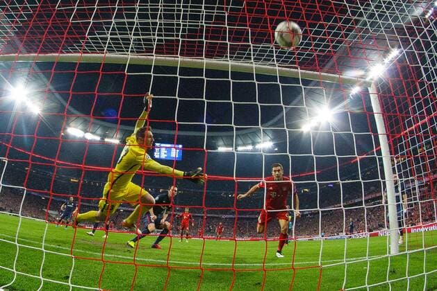 GER, UEFA CL, FC Bayern Muenchen (GER) vs Atletico Madrid (ESP) 03.05.2016, Allianz Arena, Muenchen, GER, UEFA CL Halbfinale Rueckspiel, FC Bayern Muenchen vs Atletico Madrid im Bild Tor zum 2-1 durch Robert Lewandowski (FCB 9) mit Jan Oblak (Atletico 13) nordphotoxStraubmeier