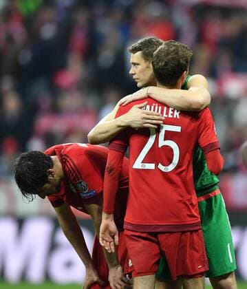 FUSSBALL CHAMPIONS LEAGUE SAISON 2015 2016 HALBFINALE RUECKSPIEL FC Bayern Muenchen - Atletico Madrid 03.05.2016 Javi Javier Martinez, Torwart Manuel Neuer und Thomas Mueller (v.l., alle FC Bayern Muenchen) sind nach dem Abpfiff enttaeuscht 