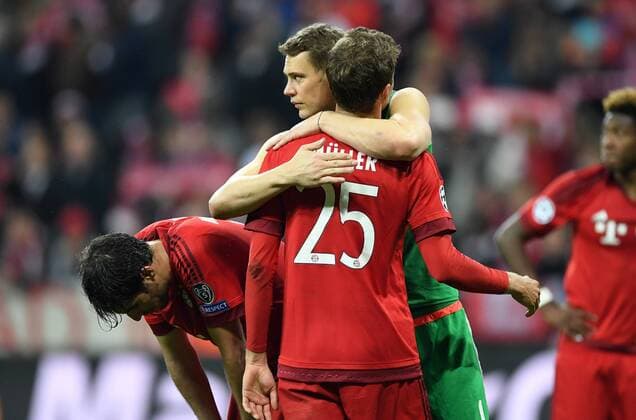 FUSSBALL CHAMPIONS LEAGUE SAISON 2015 2016 HALBFINALE RUECKSPIEL FC Bayern Muenchen - Atletico Madrid 03.05.2016 Javi Javier Martinez, Torwart Manuel Neuer und Thomas Mueller (v.l., alle FC Bayern Muenchen) sind nach dem Abpfiff enttaeuscht 