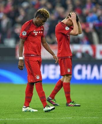 FUSSBALL CHAMPIONS LEAGUE SAISON 2015 2016 HALBFINALE RUECKSPIEL FC Bayern Muenchen - Atletico Madrid 03.05.2016 David Alaba und Xabi Alonso (v.l., alle FC Bayern Muenchen) sind nach dem Abpfiff enttaeuscht 