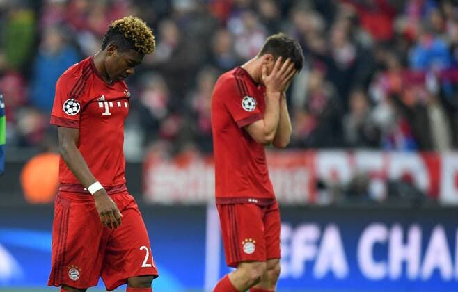 FUSSBALL CHAMPIONS LEAGUE SAISON 2015 2016 HALBFINALE RUECKSPIEL FC Bayern Muenchen - Atletico Madrid 03.05.2016 David Alaba und Xabi Alonso (v.l., alle FC Bayern Muenchen) sind nach dem Abpfiff enttaeuscht 