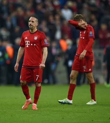 FUSSBALL CHAMPIONS LEAGUE SAISON 2015 2016 HALBFINALE RUECKSPIEL FC Bayern Muenchen - Atletico Madrid 03.05.2016 Franck Ribery und Thomas Mueller (re, beide FC Bayern Muenchen) sind nach dem Abpfiff enttaeuscht 