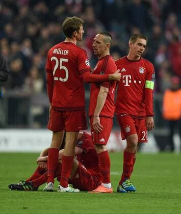 FUSSBALL CHAMPIONS LEAGUE SAISON 2015 2016 HALBFINALE RUECKSPIEL FC Bayern Muenchen - Atletico Madrid 03.05.2016 Thomas Mueller, Franck Ribery und Philipp Lahm (v.l., alle FC Bayern Muenchen) sind nach dem Abpfiff enttaeuscht 