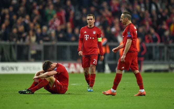 FUSSBALL CHAMPIONS LEAGUE SAISON 2015 2016 HALBFINALE RUECKSPIEL FC Bayern Muenchen - Atletico Madrid 03.05.2016 Xabi Alonso, Philipp Lahm und Franck Ribery (v.l., alle FC Bayern Muenchen) sind nach dem Abpfiff enttaeuscht 