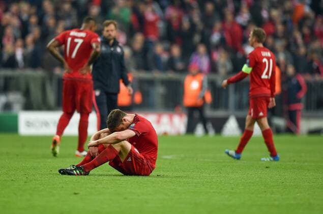 FUSSBALL CHAMPIONS LEAGUE SAISON 2015 2016 HALBFINALE RUECKSPIEL FC Bayern Muenchen - Atletico Madrid 03.05.2016 Jerome Boateng, Xabi Alonso und Philipp Lahm (v.l., alle FC Bayern Muenchen) sind nach dem Abpfiff enttaeuscht 