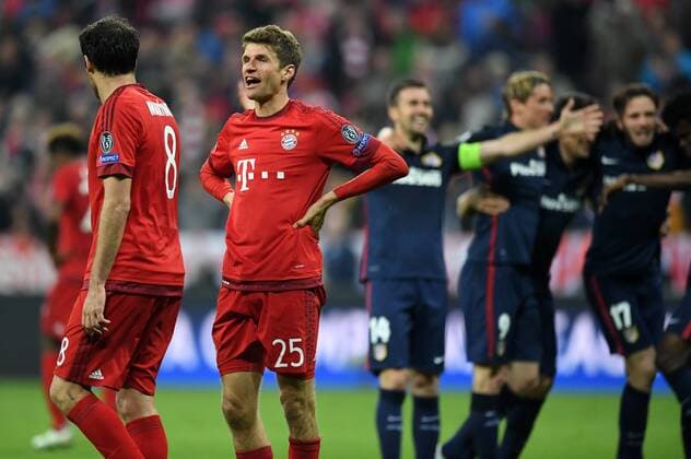 FUSSBALL CHAMPIONS LEAGUE SAISON 2015 2016 HALBFINALE RUECKSPIEL FC Bayern Muenchen - Atletico Madrid 03.05.2016 Javi Martinez Javier und Thomas Mueller (v.l., beide FC Bayern Muenchen) sind nach dem Abpfiff enttaeuscht 