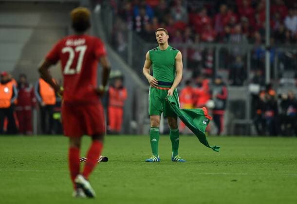 FUSSBALL CHAMPIONS LEAGUE SAISON 2015 2016 HALBFINALE RUECKSPIEL FC Bayern Muenchen - Atletico Madrid 03.05.2016 David Alaba und Torwart Manuel Neuer (v.l., beide FC Bayern Muenchen) sind nach dem Abpfiff enttaeuscht 