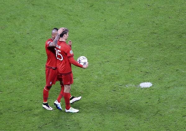 03.05.2016, Fussball UEFA Champions League 2015 2016, Halbfinale, Rückspiel, FC Bayern München - Atletico Madrid, in der Allianz-Arena München, v.li: Arturo Vidal (FC Bayern München) und Thomas Müller (FC Bayern München) gehen zum Elfmeterpunkt. 