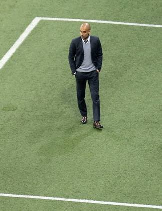 03.05.2016, Fussball UEFA Champions League 2015 2016, Halbfinale, Rückspiel, FC Bayern München - Atletico Madrid, in der Allianz-Arena München, Trainer Pep Guardiola (FC Bayern München) nachdenklich. 
