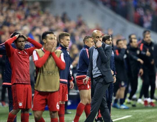 03.05.2016, Fussball UEFA Champions League 2015 2016, Halbfinale, Rückspiel, FC Bayern München - Atletico Madrid, in der Allianz-Arena München, Trainer Pep Guardiola (FC Bayern München) nachdenklich. 