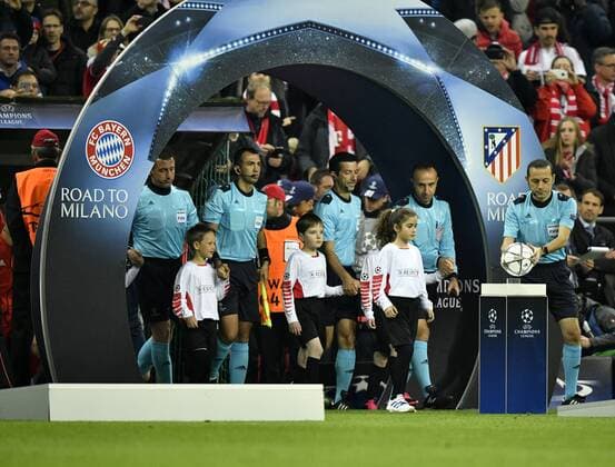 Spieler und Schiedsrichter Referee Cüneyt Cakir (TUR) laufen durch Tor aufs Spielfeld FC Bayern München FCB vs Atletico Madrid UEFA Champions-League CL Halbfinale Rückspiel Saison 2015 2016 München Allianz Arena 03.05.2016 FC Bayern München FCB vs Atletico Madrid