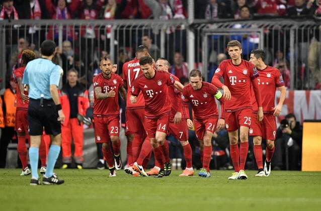Bayern Spieler vor Fraistoß Schiedsrichter Referee Cüneyt Cakir (TUR) FC Bayern München FCB vs Atletico Madrid UEFA Champions-League CL Halbfinale Rückspiel Saison 2015 2016 München Allianz Arena 03.05.2016 FC Bayern München FCB vs Atletico Madrid