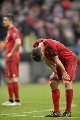 Enttäuschung nach dem Spiel bei Xabi Xabier Olano Alonso FC Bayern München (rechts) und Robert Lewandowski FC Bayern München (links) FC Bayern München FCB vs Atletico Madrid UEFA Champions-League CL Halbfinale Rückspiel Saison 2015 2016 München Allianz Arena 03.05.2016 FC Bayern München FCB vs Atletico Madrid