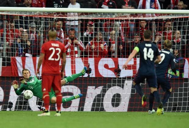 Championsleague Halbfinale: FC Bayern München - Atletico Madrid 03.05.2016. Tw. Manuel Neuer (FCB) pariert den Elfmeter von Fernando Torres (9 re. halb verd.). Im Vordergrund Vidal (23 li. FCB) und Gabi (14 re. Atletico). HM