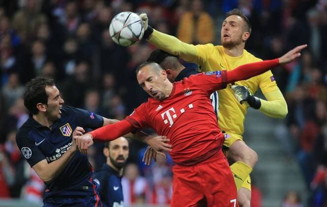 03.05.2016, CL Halbfinale, FC Bayern München vs Atletico Madrid, Allianz Arena, im Bild: Juanfran Torres (Atletico Madrid), Franck Ribery (FCB) und Jan Oblak (Atletico Madrid)