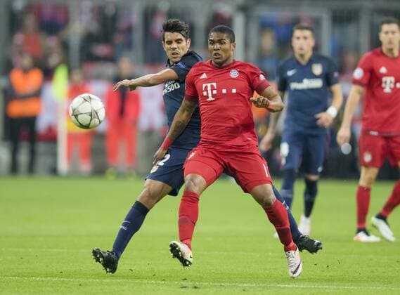 Douglas COSTA, FCB 11 Zweikampf , Aktion um den Ball gegen Augusto FERNANDEZ, Atletico 12 FC BAYERN MUENCHEN - ATLETICO MADRID 2-1 Semifinal, Football UEFA Champions League, Muenchen, 03.05.2016 CL Saison 2015 2016