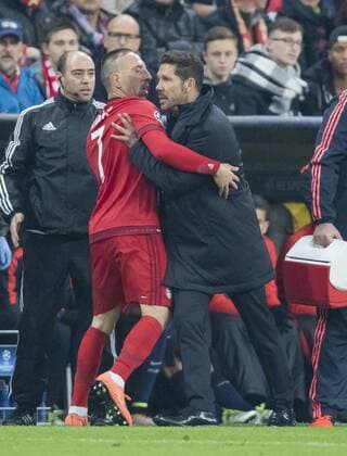 Fußball, Champions League, Bayern München - Atletico Madrid, Rangelei am Spielfeldrand Franck RIBERY, FCB 7 Diego SIMEONE, Atletico Trainer Aggression, aggressiv, Verhalten, Emotion, unsportlich, Streit, streiten Trainer Cheftrainer Pep GUARDIOLA (FCB) FC BAYERN MUENCHEN - ATLETICO MADRID 2-1 Semifinal, Football UEFA Champions League, Muenchen, 03.05.2016 CL Saison 2015 2016