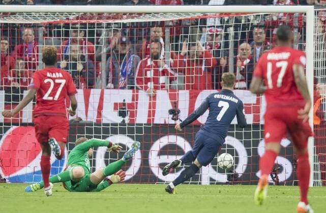 Antoine GRIEZMANN, Atletico 7 Torschuss, schiesst das Tor zum 1-1 Torjubel, Jubel nach dem Tor FC BAYERN MUENCHEN - ATLETICO MADRID 2-1 Semifinal, Football UEFA Champions League, Muenchen, 03.05.2016 CL Saison 2015 2016