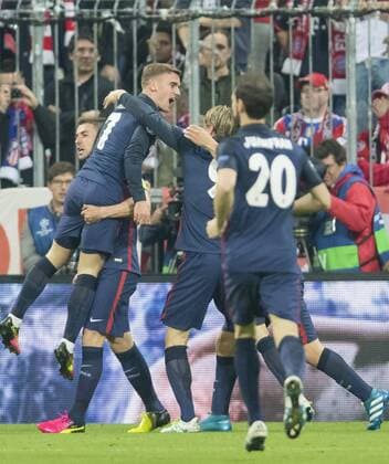Antoine GRIEZMANN, Atletico 7 Torschuss, schiesst das Tor zum 1-1 Torjubel, Jubel nach dem Tor FC BAYERN MUENCHEN - ATLETICO MADRID 2-1 Semifinal, Football UEFA Champions League, Muenchen, 03.05.2016 CL Saison 2015 2016