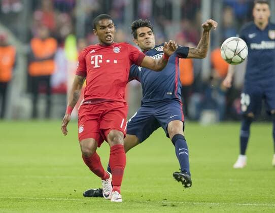 Douglas COSTA, FCB 11 Zweikampf , Aktion um den Ball gegen Augusto FERNANDEZ, Atletico 12 FC BAYERN MUENCHEN - ATLETICO MADRID 2-1 Semifinal, Football UEFA Champions League, Muenchen, 03.05.2016 CL Saison 2015 2016