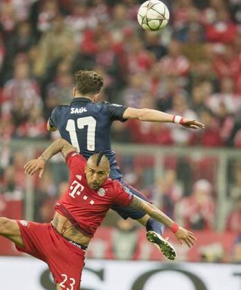 Arturo VIDAL, FCB 23 Zweikampf , Aktion um den Ball gegen Saul NIGUEZ, Atletico 17 FC BAYERN MUENCHEN - ATLETICO MADRID 2-1 Semifinal, Football UEFA Champions League, Muenchen, 03.05.2016 CL Saison 2015 2016