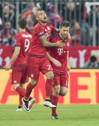 Xabi ALONSO, FCB 14 Torjubel, Jubel nach dem Tor zum 1-0 mit Arturo VIDAL, FCB 23 FC BAYERN MUENCHEN - ATLETICO MADRID 2-1 Semifinal, Football UEFA Champions League, Muenchen, 03.05.2016 CL Saison 2015 2016
