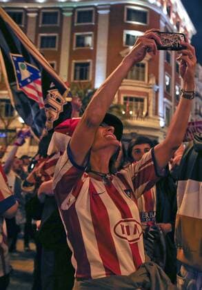 Atletico de Madrid supporters celebrate the qualification of the team for the final of the Champions League at Neptune s Square in Madrid, Spain, 3 May 2016, after the match before Bayern Munich held at the Allianz Arena in Germany. EFE Basllesteros CELEBRATION AT NEPTUNE S FOUNTAIN IN MADRID !ACHTUNG: NUR REDAKTIONELLE NUTZUNG!  ESP003 20160504-635979213010625795