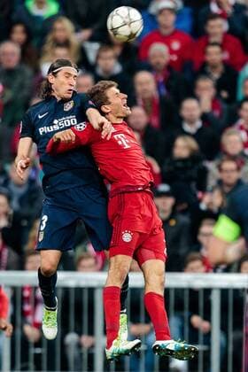 03.05.2016, Allianz Arena, Muenchen, GER, UEFA CL, FC Bayern Muenchen vs Atletico Madrid, Halbfinale, Rueckspiel, im Bild Filipe Luis (Atletico Madrid), Thomas Mueller (FC Bayern Muenchen) Filipe Luis (Atletico Madrid) Thomas Mueller (FC Bayern Muenchen) during the UEFA Champions League semi Final, 2nd Leg match between FC Bayern Munich and Atletico Madrid at the Allianz Arena in Muenchen, Germany on 2016 05 03. Muenchen EP_fei