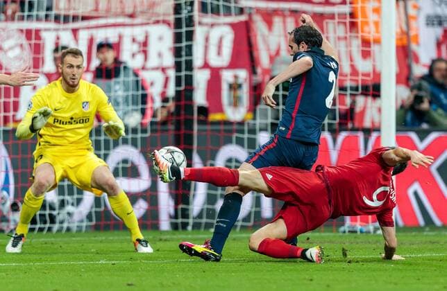 03.05.2016, Allianz Arena, Muenchen, GER, UEFA CL, FC Bayern Muenchen vs Atletico Madrid, Halbfinale, Rueckspiel, im Bild Miguel Angel Moya (Atletico Madrid), Diego Godin (Atletico Madrid), Robert Lewandowski (FC Bayern Muenchen) Miguel Angel Moya (Atletico Madrid) Diego Godin (Atletico Madrid) Robert Lewandowski (FC Bayern Muenchen) during the UEFA Champions League semi Final, 2nd Leg match between FC Bayern Munich and Atletico Madrid at the Allianz Arena in Muenchen, Germany on 2016 05 03. Muenchen EP_fei