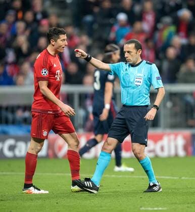 3. Mai 2016: Muenchen, Allianz Arena: Fussball UEFA Champions League, Halbfinale: FC Bayern Muenchen - Atletico Madrid: Muenchens Robert Lewandowski (rot) diskutiert mit Schiedsrichter Cueneyt Cakir (Tuerkei).