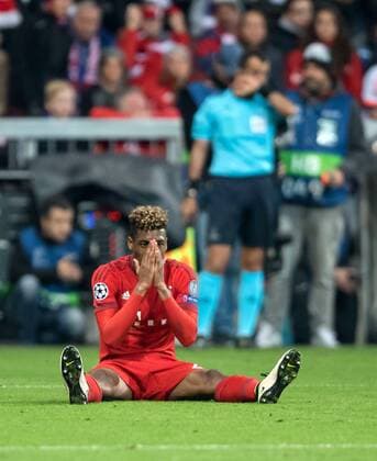 3. Mai 2016: Muenchen, Allianz Arena: Fussball UEFA Champions League, Halbfinale: FC Bayern Muenchen - Atletico Madrid: Muenchens Kingsley Coman fassungslos am Boden.