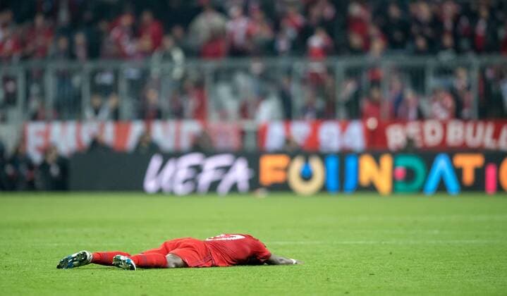 3. Mai 2016: Muenchen, Allianz Arena: Fussball UEFA Champions League, Halbfinale: FC Bayern Muenchen - Atletico Madrid: Muenchens David Alaba nach dem Spiel fassungslos am Boden.