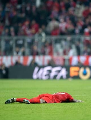 3. Mai 2016: Muenchen, Allianz Arena: Fussball UEFA Champions League, Halbfinale: FC Bayern Muenchen - Atletico Madrid: Muenchens David Alaba nach dem Spiel fassungslos am Boden.