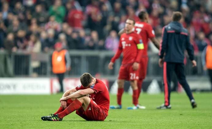 3. Mai 2016: Muenchen, Allianz Arena: Fussball UEFA Champions League, Halbfinale: FC Bayern Muenchen - Atletico Madrid: Muenchens Xabi Alonso nach dem Spiel fassungslos am Boden, dahinter Philipp Lahm.