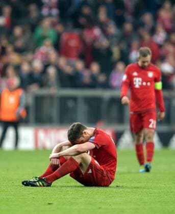 3. Mai 2016: Muenchen, Allianz Arena: Fussball UEFA Champions League, Halbfinale: FC Bayern Muenchen - Atletico Madrid: Muenchens Xabi Alonso nach dem Spiel fassungslos am Boden, dahinter Philipp Lahm.
