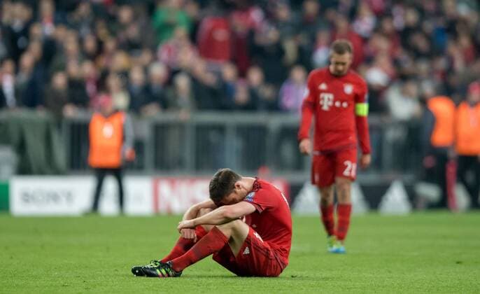 3. Mai 2016: Muenchen, Allianz Arena: Fussball UEFA Champions League, Halbfinale: FC Bayern Muenchen - Atletico Madrid: Muenchens Xabi Alonso nach dem Spiel fassungslos am Boden, dahinter Philipp Lahm.