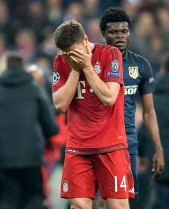 3. Mai 2016: Muenchen, Allianz Arena: Fussball UEFA Champions League, Halbfinale: FC Bayern Muenchen - Atletico Madrid: Muenchens Xabi Alonso nach dem Spiel fassungslos.