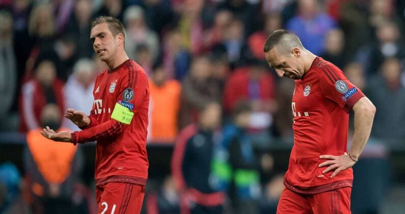 3. Mai 2016: Muenchen, Allianz Arena: Fussball UEFA Champions League, Halbfinale: FC Bayern Muenchen - Atletico Madrid: Muenchens Franck Ribery (r) und Philipp Lahm nach dem Spiel fassungslos.