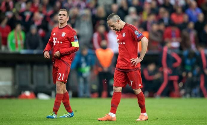 3. Mai 2016: Muenchen, Allianz Arena: Fussball UEFA Champions League, Halbfinale: FC Bayern Muenchen - Atletico Madrid: Muenchens Franck Ribery (r) und Philipp Lahm nach dem Spiel fassungslos.