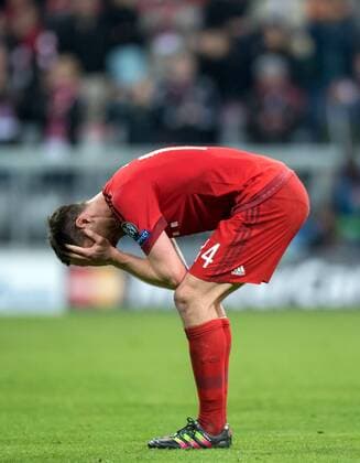 3. Mai 2016: Muenchen, Allianz Arena: Fussball UEFA Champions League, Halbfinale: FC Bayern Muenchen - Atletico Madrid: Muenchens Xabi Alonso nach dem Spiel fassungslos.