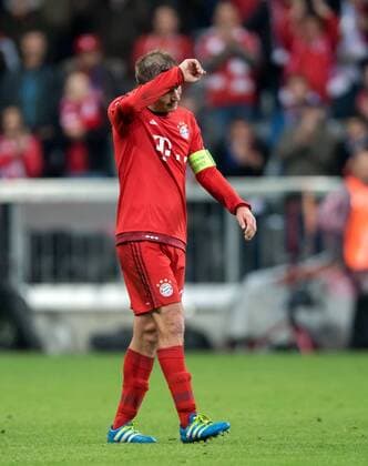 3. Mai 2016: Muenchen, Allianz Arena: Fussball UEFA Champions League, Halbfinale: FC Bayern Muenchen - Atletico Madrid: Muenchens Philipp Lahm nach dem Spiel fassungslos.
