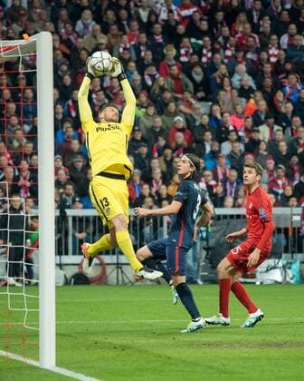 3. Mai 2016: Muenchen, Allianz Arena: Fussball UEFA Champions League, Halbfinale: FC Bayern Muenchen - Atletico Madrid: Muenchens Thomas Mueller gegen Madrids Torwart Jan Oblak.