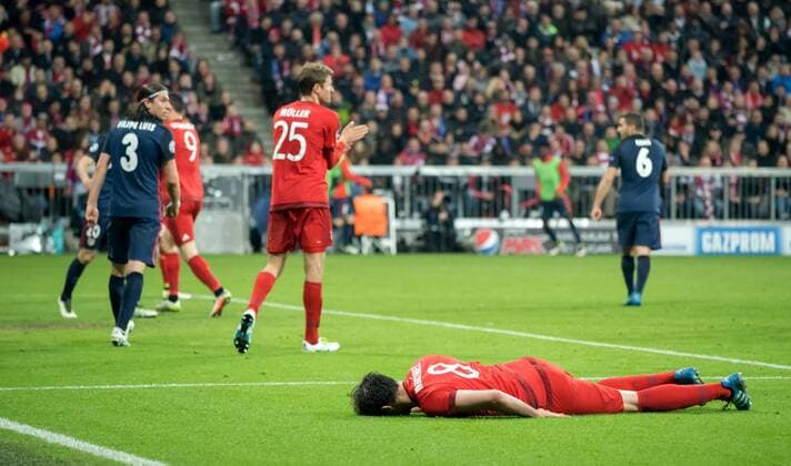 3. Mai 2016: Muenchen, Allianz Arena: Fussball UEFA Champions League, Halbfinale: FC Bayern Muenchen - Atletico Madrid: Muenchens Javi Martinez fassungslos am Boden.