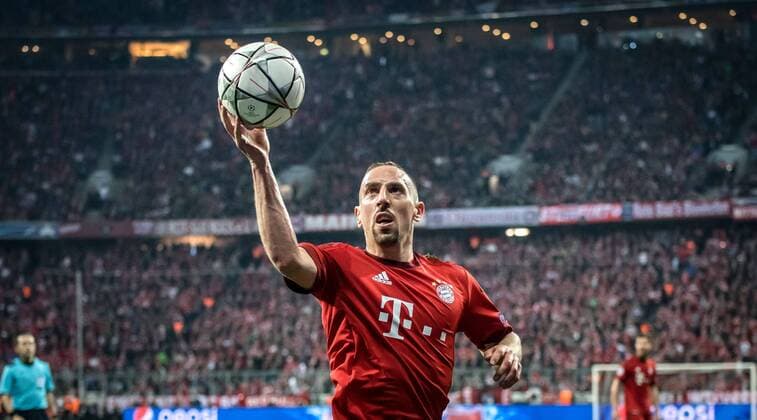 3. Mai 2016: Muenchen, Allianz Arena: Fussball UEFA Champions League, Halbfinale: FC Bayern Muenchen - Atletico Madrid: Muenchens Franck Ribery faengt den Ball auf den Fingerspitzen.