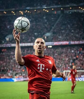 3. Mai 2016: Muenchen, Allianz Arena: Fussball UEFA Champions League, Halbfinale: FC Bayern Muenchen - Atletico Madrid: Muenchens Franck Ribery faengt den Ball auf den Fingerspitzen.