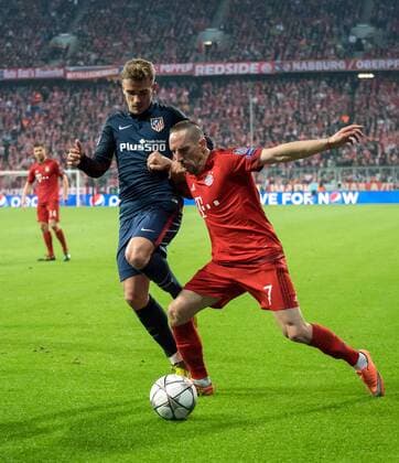 3. Mai 2016: Muenchen, Allianz Arena: Fussball UEFA Champions League, Halbfinale: FC Bayern Muenchen - Atletico Madrid: Muenchens Franck Ribery (rot) gegen Madrids Antoine Griezmann.